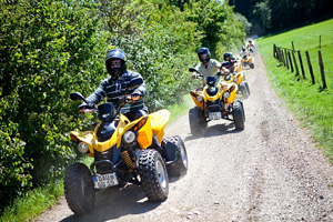 Passeio de empresa de condução de moto-quatro