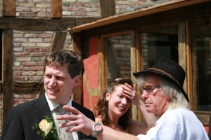 Erwin Spohr mit dem Hochzeitspaar in der Wassermühle