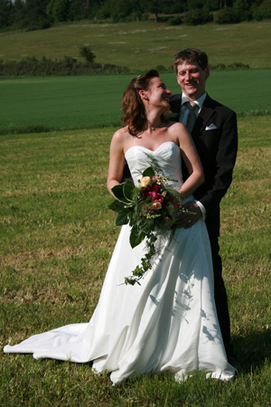 Det lyckliga paret vid bröllopet på landet i Birgel