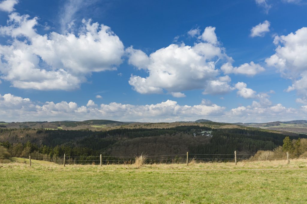 Krajobraz południowego wzgórza Eifel, Niemcy