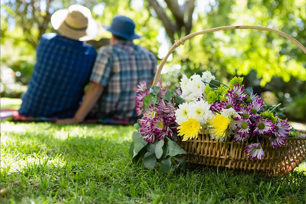 oster-arrangement-korb-mit-blumen-und-paar